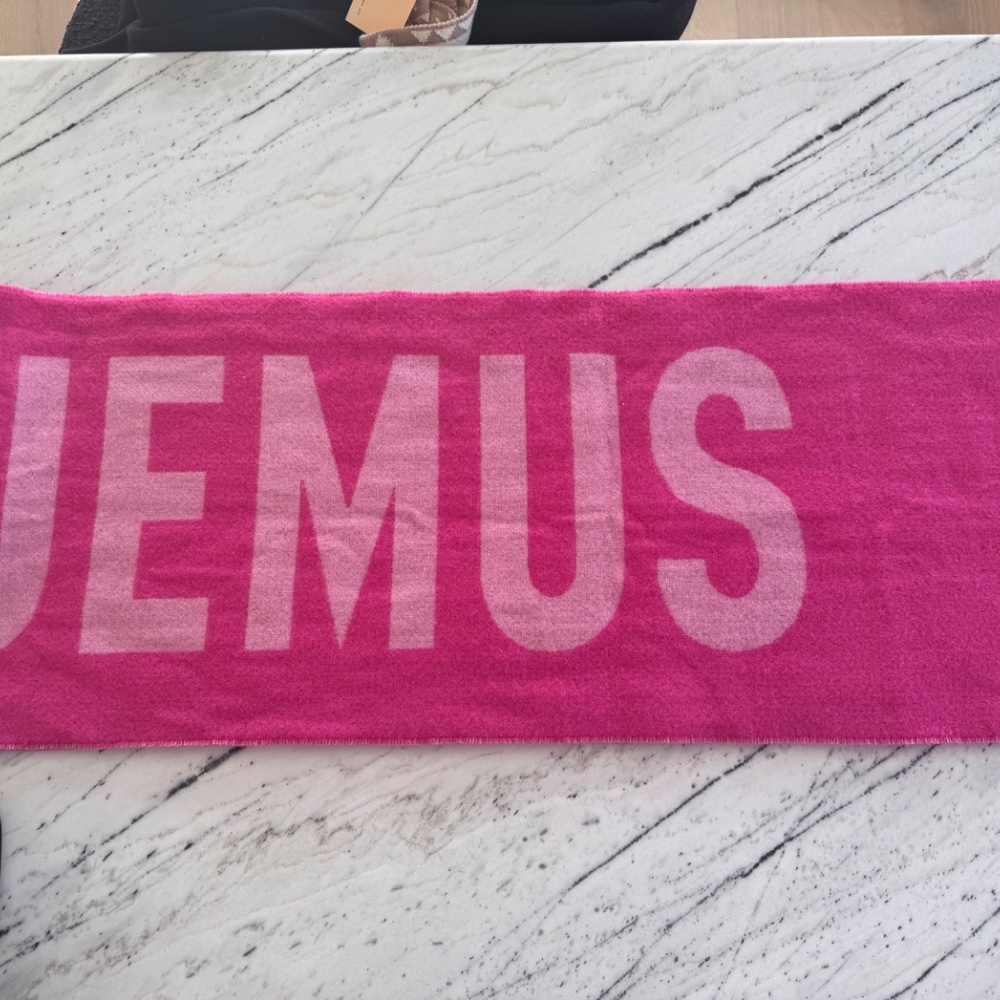 The Jacquemus scarf - Picture 6 of 6